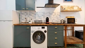 Coffee/tea maker, fridge, microwave, stovetop - Modern studio 20' Barcelona Center / 10' walk to the beach / 15' Forum Bcn (Sant Adrià de Besòs)