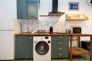 Coffee/tea maker, fridge, microwave, stovetop - Modern studio 20' Barcelona Center / 10' walk to the beach / 15' Forum Bcn (Sant Adrià de Besòs)