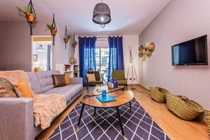 TV - Modern 2 rooms flat in Poblenou, 8' walk to beach (Barcelona)