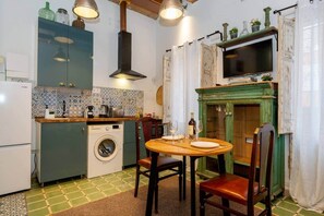 Wasserkocher mit Kaffee-/Teezubehör, Kühlschrank, Mikrowelle, Herdplatte