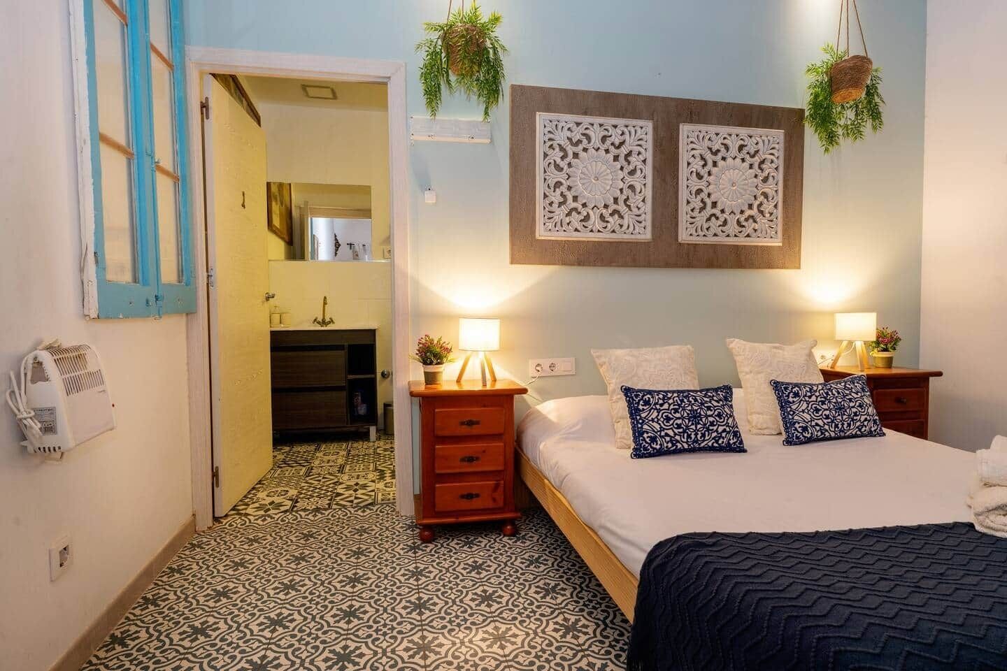 1 habitación, tabla de planchar con plancha, wifi gratis y ropa de cama 