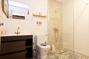 Dusche, Haartrockner, Handtücher, Seife