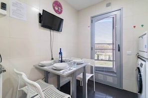 Dining - Room Carol FIRA GRAN VIA 2 - Suite with King Size Bed (L'Hospitalet de Llobregat)