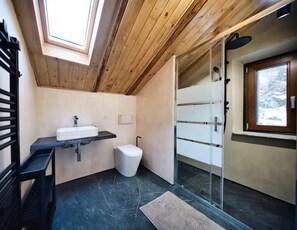 Douche, séchoir à cheveux, bidet, serviettes fournies