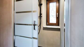 Dusche, Haartrockner, Bidet, Handtücher