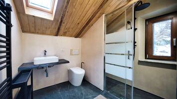 Dusche, Haartrockner, Bidet, Handtücher