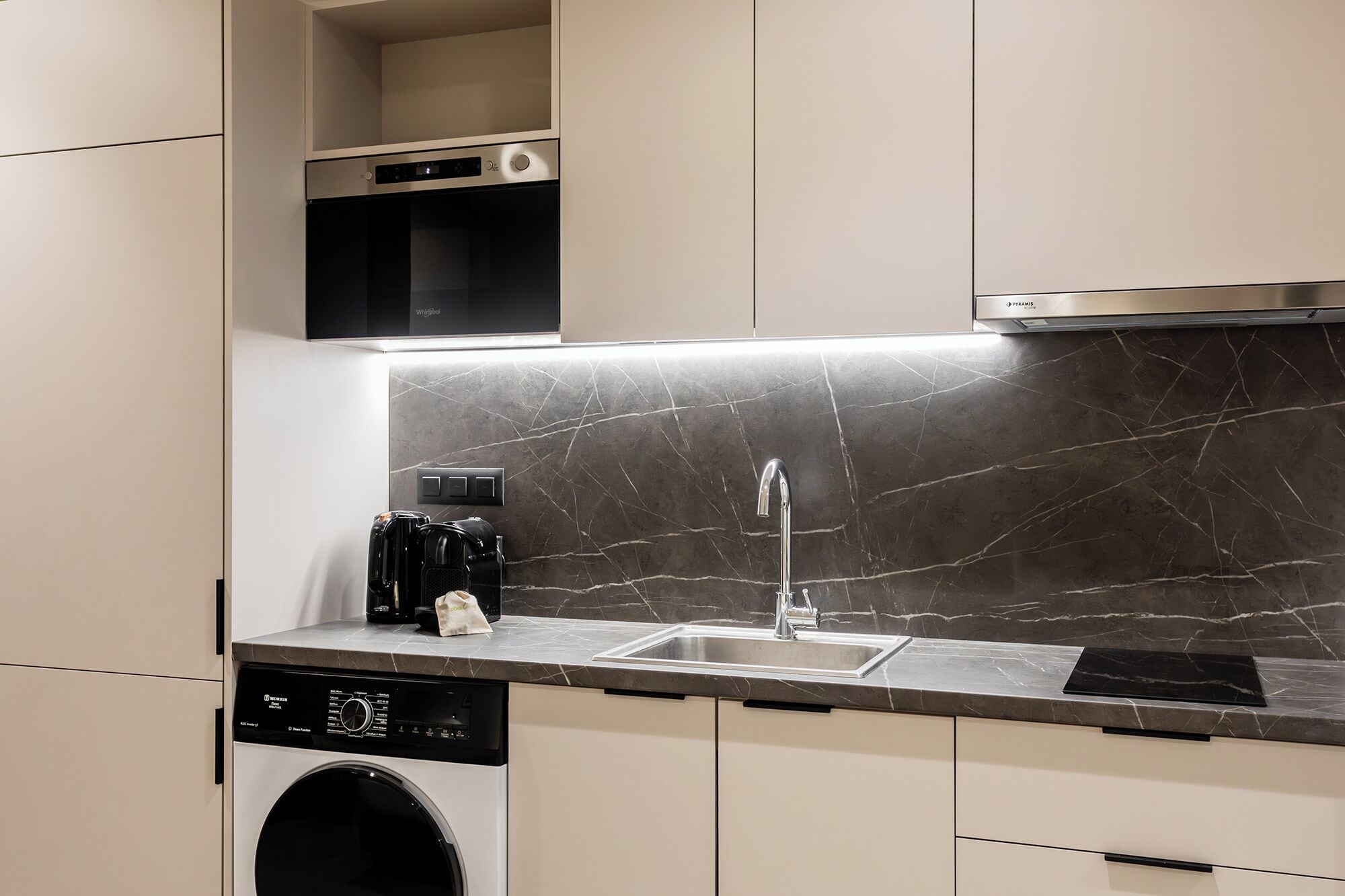 Emper Forum | Cuisine privée | Réfrigérateur, four à micro-ondes, surface de cuisson