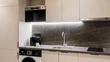 Emper Forum | Cuisine privée | Réfrigérateur, four à micro-ondes, surface de cuisson