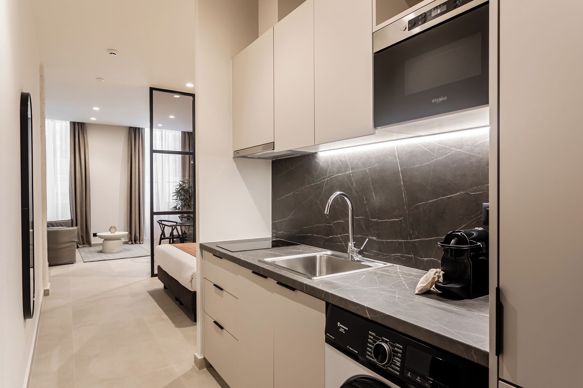 Emper Domus | Private kitchen | Fridge, microwave, stovetop