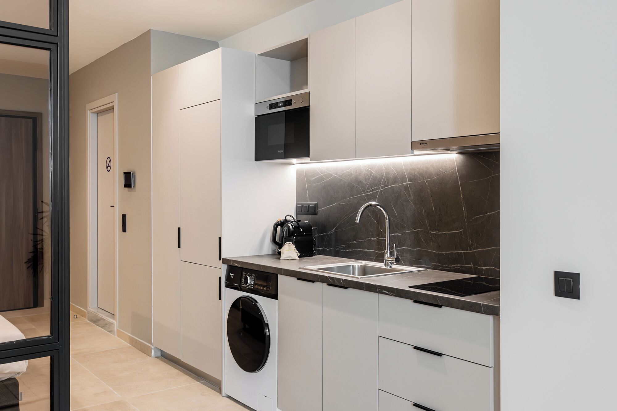 Emper Julian | Private kitchen | Fridge, microwave, stovetop