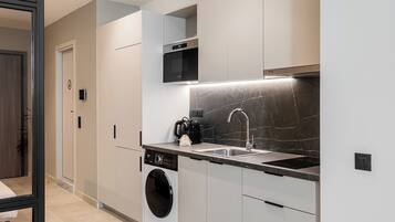 Emper Julian | Private kitchen | Fridge, microwave, stovetop