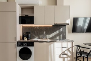 Emper Regal | Cozinha privada | Geladeira, micro-ondas, cooktop