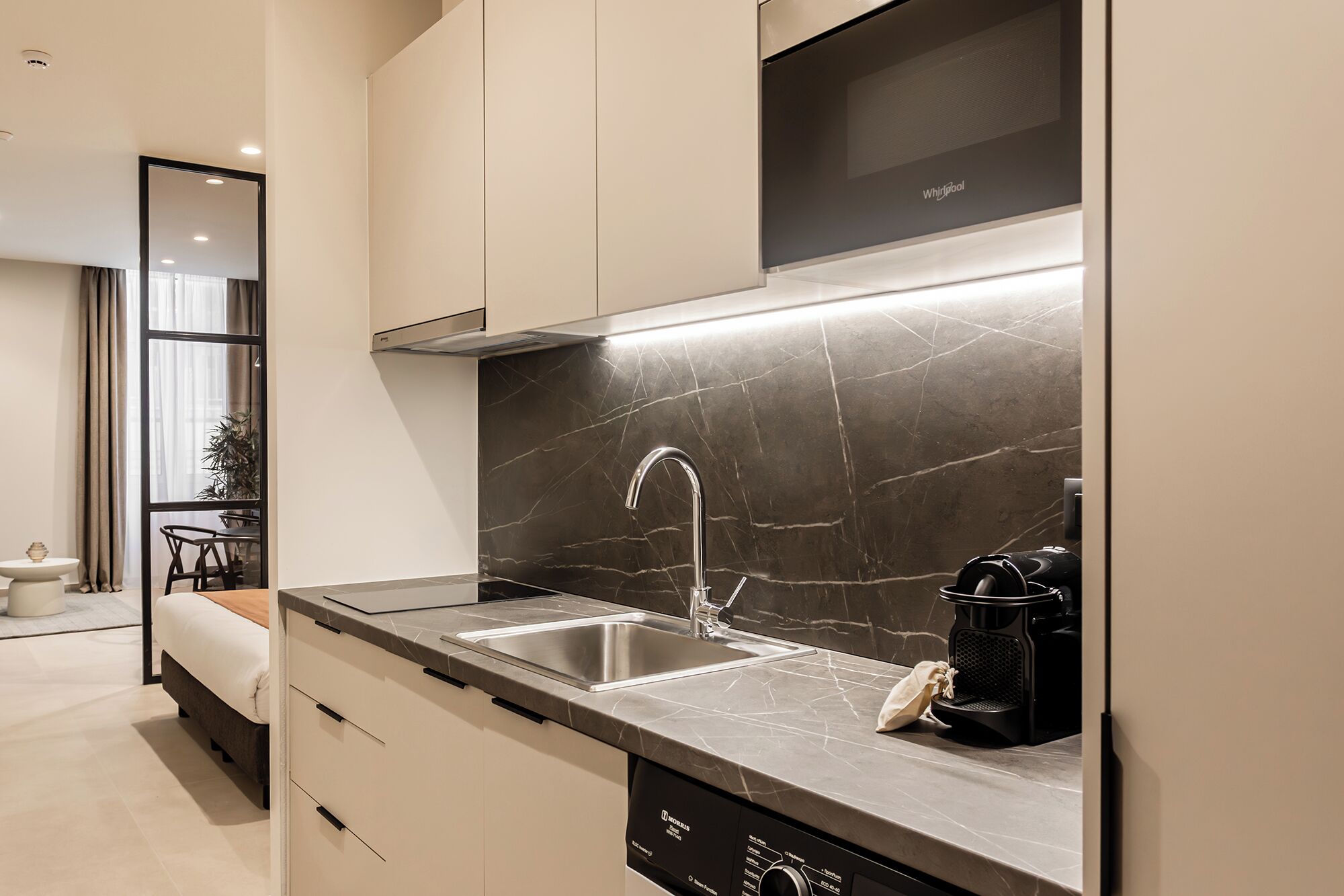 Emper Atrium | Cuisine privée | Réfrigérateur, four à micro-ondes, surface de cuisson