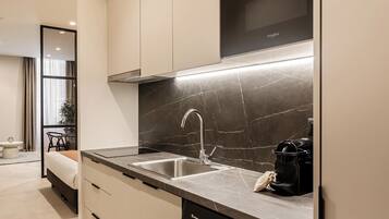 Emper Atrium | Cuisine privée | Réfrigérateur, four à micro-ondes, surface de cuisson