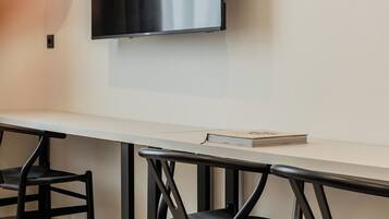 Emper Aura | Dining