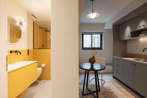 Corner Bay | Bathroom | Shower, hair dryer, towels, soap - Leon by Zoia Living  (Piraeus)