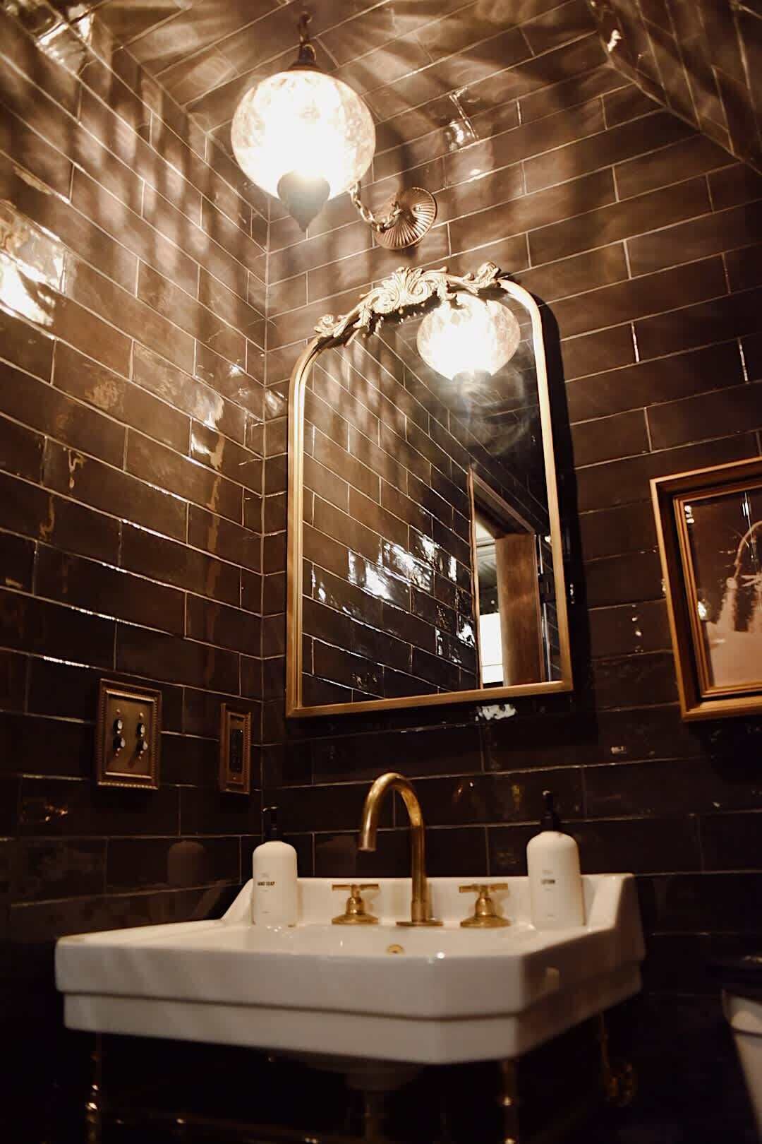 Regadera, secadora de cabello, toallas, shampoo 
