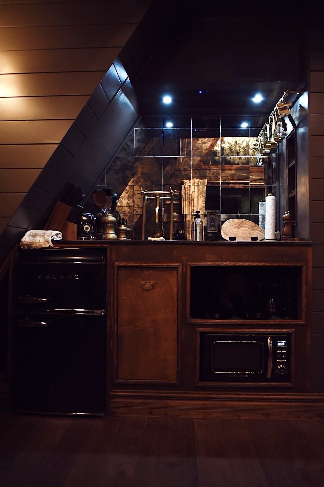 Réfrigérateur, four à micro-ondes, surface de cuisson, cafetière-théière