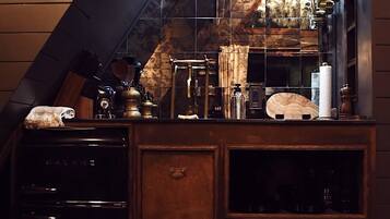 Réfrigérateur, four à micro-ondes, surface de cuisson, cafetière-théière