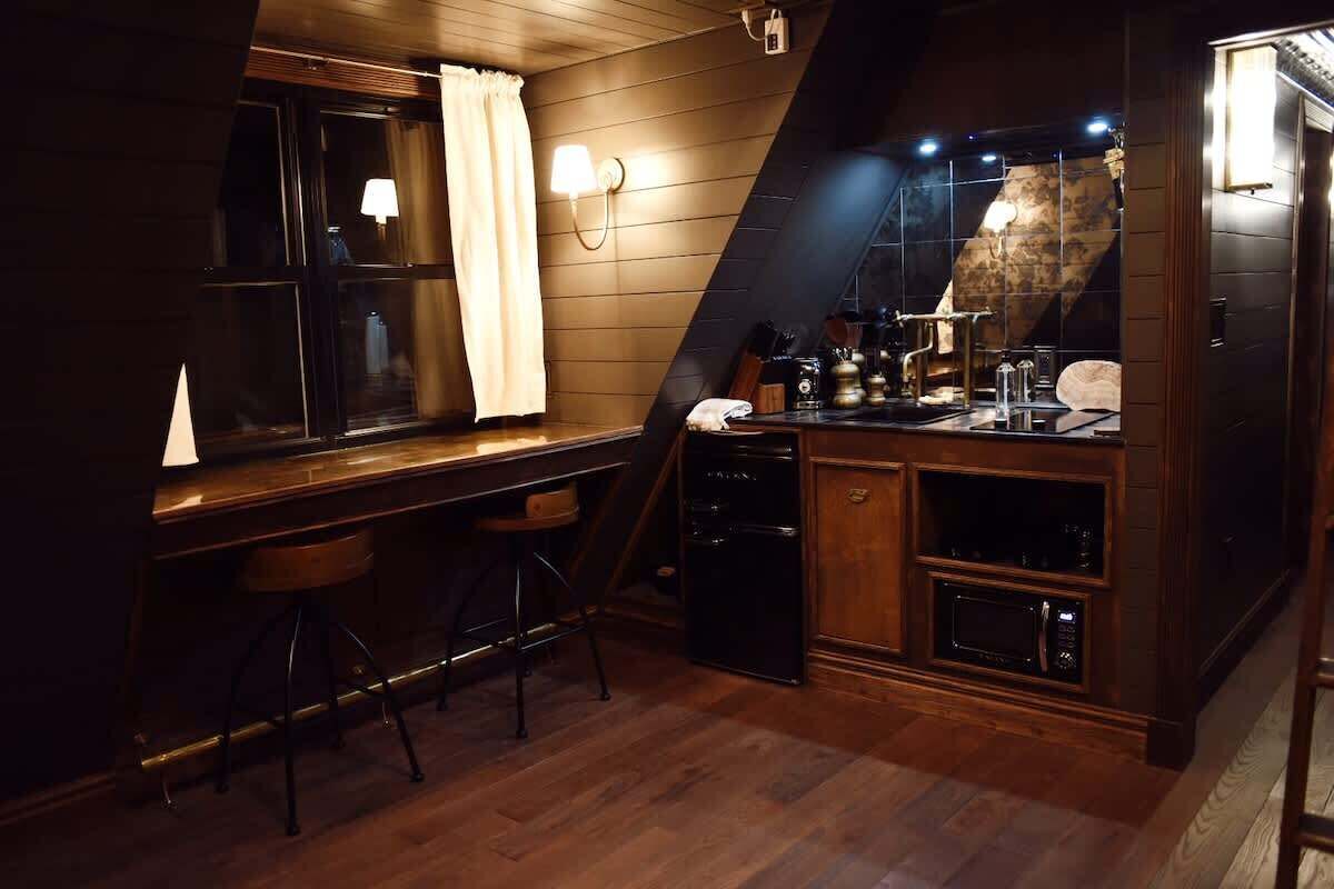 Refrigerador, microondas, parrilla de estufa y cafetera y tetera 