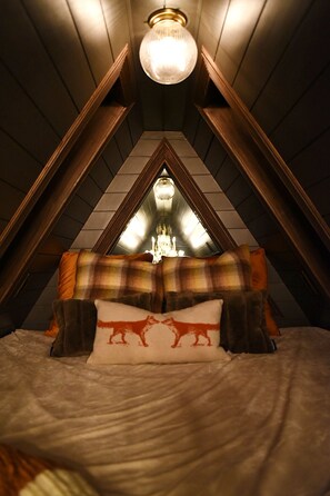 2 bedrooms, WiFi, bed sheets - Romantic A-Frame Cabin - Firepit & Grill (Pocono Pines)