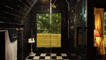 Een douche, een haardroger, handdoeken, shampoo