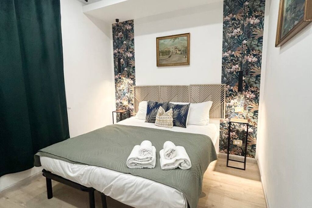 3 bedrooms, iron/ironing board, bed sheets