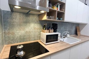 Fridge, microwave, stovetop, dishwasher - Quiet 3 bed, 3 bath apartment in the heart of Rome. 5 Minutes from the Station (Roma)