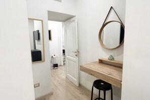 Interior - Quiet 3 bed, 3 bath apartment in the heart of Rome. 5 Minutes from the Station (Roma)