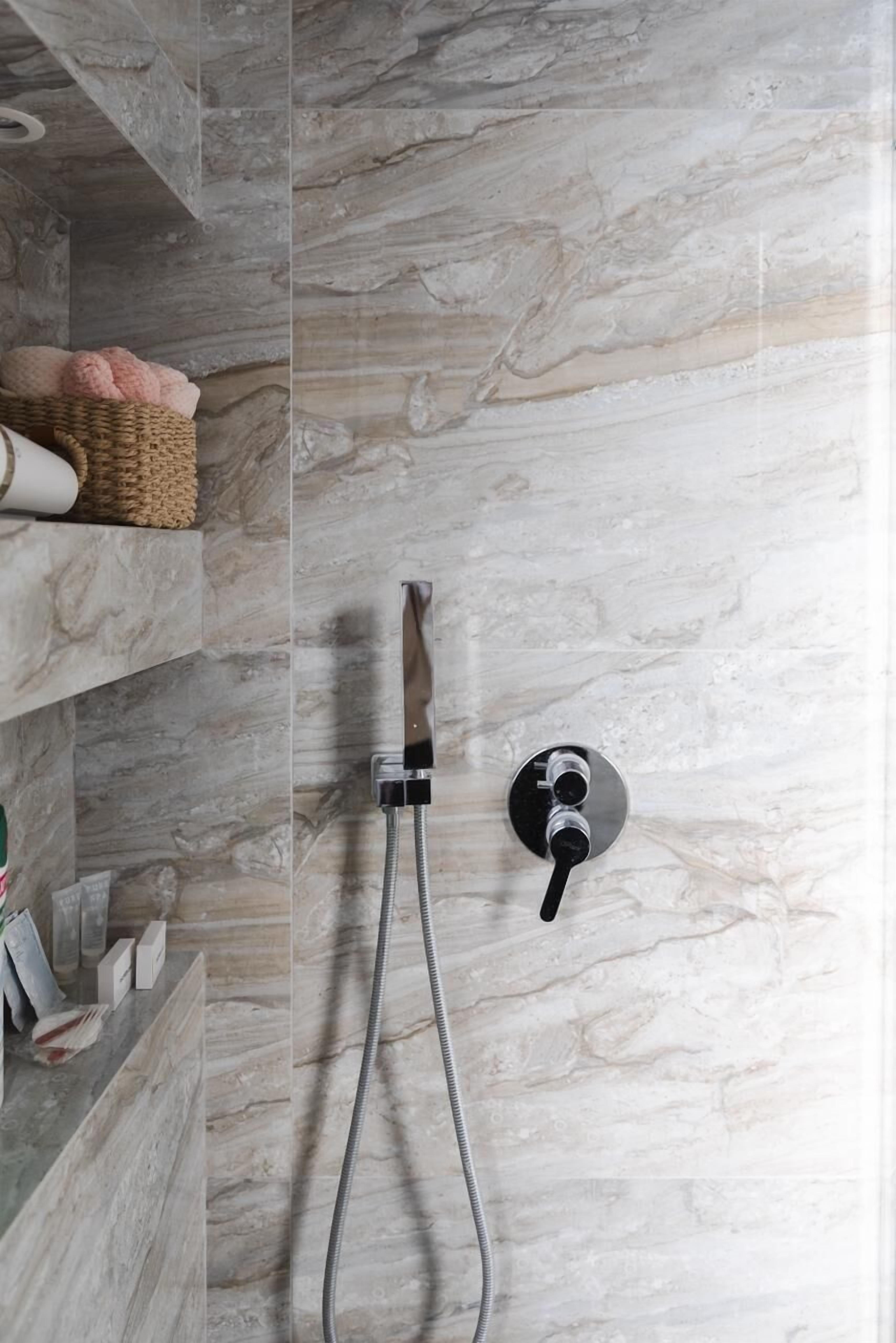 Séchoir à cheveux, bidet, serviettes fournies, savon