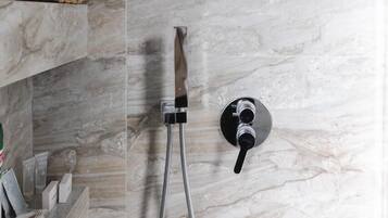 Séchoir à cheveux, bidet, serviettes fournies, savon