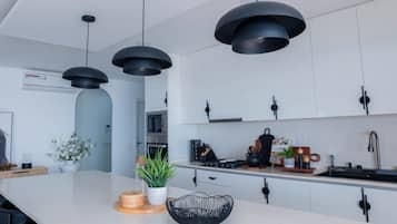 Microondas, horno, placa de cocina, tetera/pava eléctrica