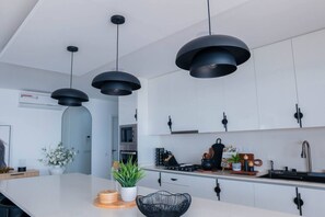 Réfrigérateur, four à micro-ondes, un four, surface de cuisson