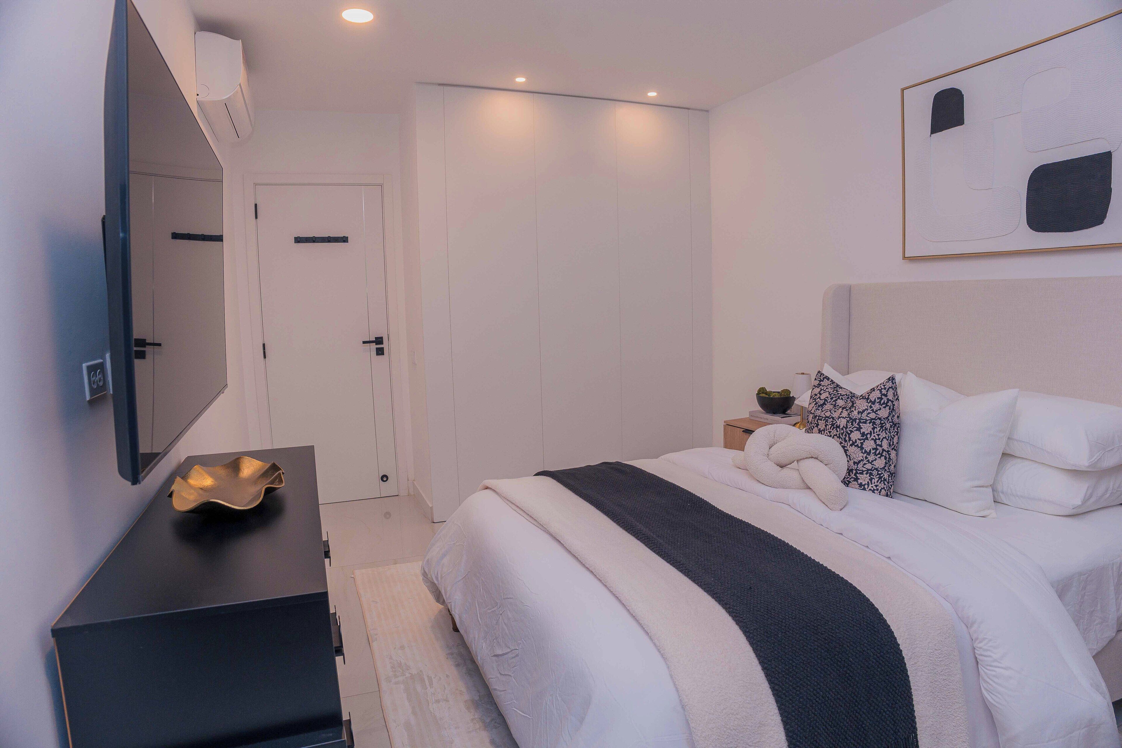 4 عدّة غرف نوم ومكواة/لوح كي وواي فاي وملاءات أسرّة