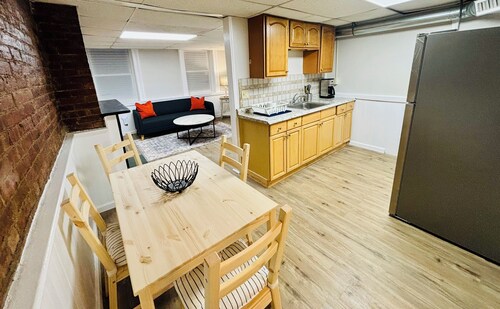 Serene 1-bedroom apartment with laundry in charming Albany