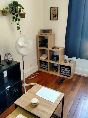 Unclassified image, 5 of 8, button - La Tanière (Nancy)