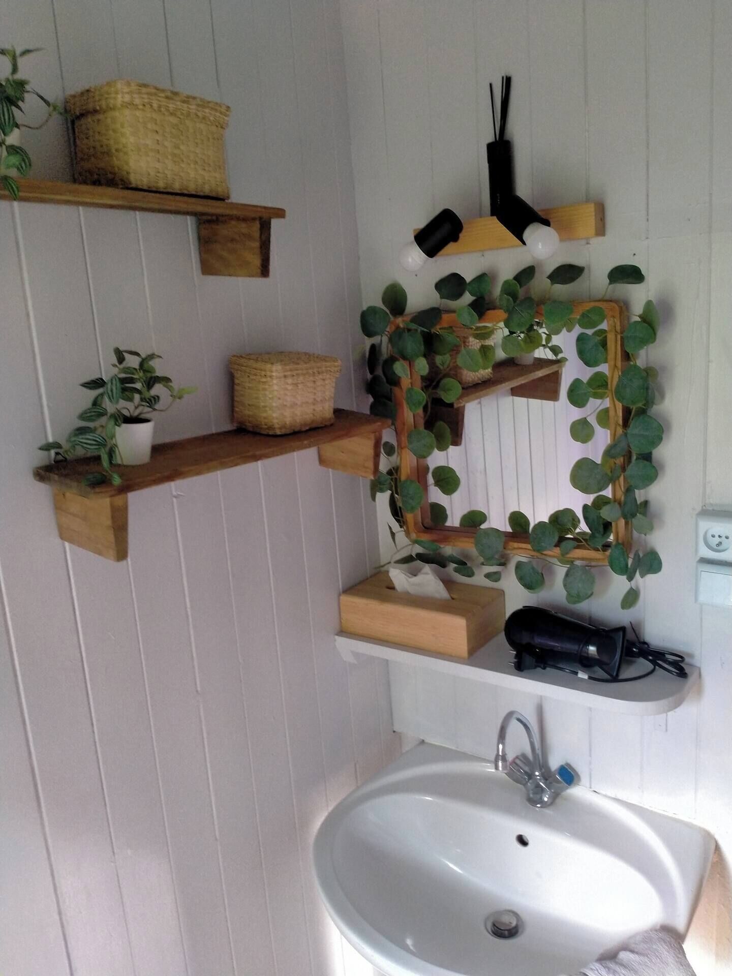 Haartrockner, Handtücher, Seife, Toilettenpapier