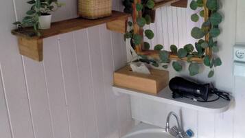 Haartrockner, Handtücher, Seife, Toilettenpapier