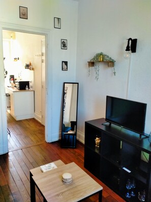 Unclassified image, 2 of 8, button - La Tanière (Nancy)