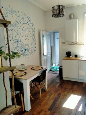 Unclassified image, 3 of 8, button - La Tanière (Nancy)