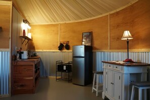 Jääkaappi, mikroaaltouuni, keittoastiat/astiat/ruokailuvälineet