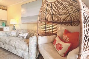 Living area - First floor condo in beautiful Hilton Head Beach and Tennis Resort (Hilton Head Island)