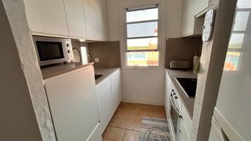 Frigorifero, microonde, forno, piano cottura