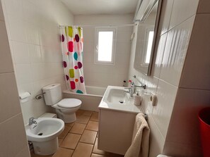 Shower, hair dryer, towels - Duplex with Sea Views near Fornells (Son Parc)