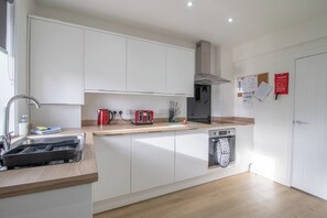 Køleskab, mikrobølgeovn, ovn, kogeplade