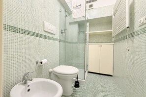 Shower, bidet, towels - SE214 - Senigallia, comfortable one-bedroom apartment near the town center with private courtyard (Senigallia)