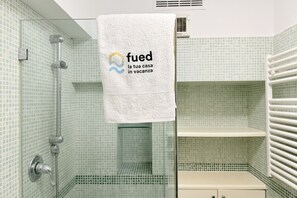 Regadera, bidet, toallas 
