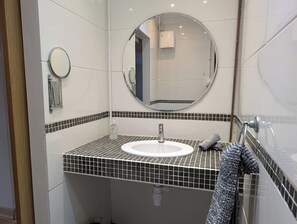Comfort Apartment, Mountain View | Bathroom - Cwmbach Lodges  (Cadoxton)