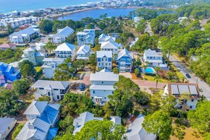 Un quartier résidentiel situé sur la côte, où les maisons se distinguent par la diversité de leurs toits et sont entourées de verdure.