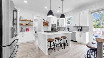 House, Multiple Beds (Seapointe Serenity) | Private kitchen